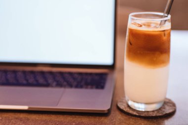 Kahve ve dizüstü bilgisayar ahşap masa arkasında. Geleneksel Çin Alfabesi işletim sisteminde kullan.