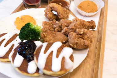 Klasik Amerikan kahvaltısı. Kızarmış tavuk, krep waffle, kızarmış yumurta..