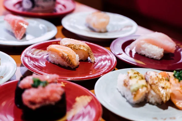 台湾の台北 2020年12月13日 台湾の台北にある釧路レストラン 寿司は日本の回転寿司店のチェーン店です ロイヤリティフリーのストック写真
