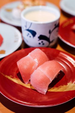 Taipe, Tayvan - 13 Aralık 2020: Taipe, Tayvan 'daki Sushiro restoranı. Sushiro Japonya 'da büyük bir taşıma bandı suşi restoranıdır..