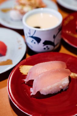 Taipe, Tayvan - 13 Aralık 2020: Taipe, Tayvan 'daki Sushiro restoranı. Sushiro Japonya 'da büyük bir taşıma bandı suşi restoranıdır..