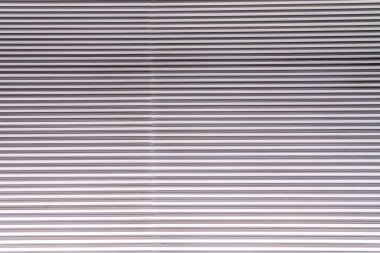 Duvarın dokusu, yatay çentikleri olan büyük alüminyum plakalardan oluşan metal kaplamalardan yapılmıştır. Çeşitli metal kaplamalar.