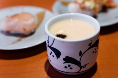 Suşi ve Sashimi. Suşi ve Sashimi tabakları taşıma bandında yuvarlanıyor..