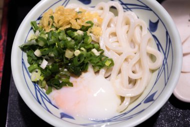 Yumurtalı udon noodle ve yeşil soğan, udon Japon yemeği.