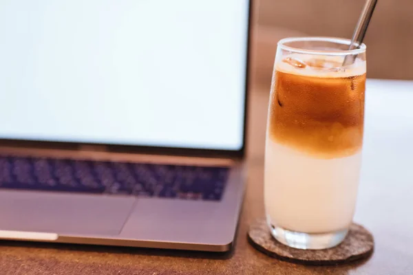 Kaffee Und Laptop Auf Holztischhintergrund Verwendung Traditionellen Chinesischen Alphabet Betriebssystem — Stockfoto