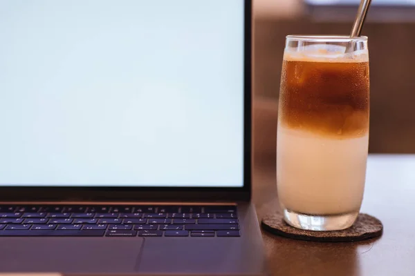 Kaffee Und Laptop Auf Holztischhintergrund Verwendung Traditionellen Chinesischen Alphabet Betriebssystem — Stockfoto