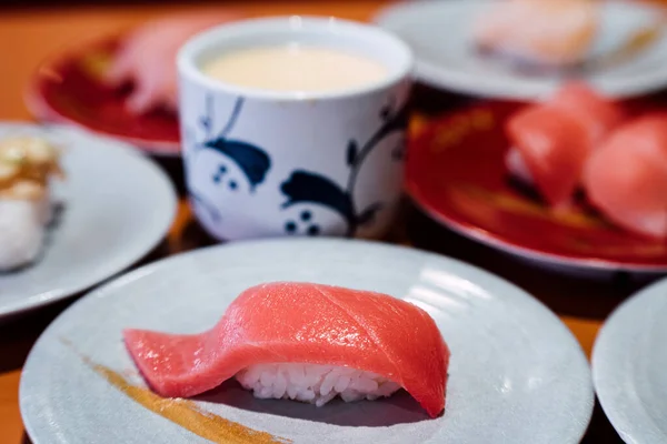 Sushi Sashimi Mâncăruri Sushi Sashimi Rulează Banda Transportoare — Fotografie, imagine de stoc