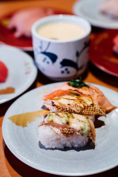 Sushi Sashimi Mâncăruri Sushi Sashimi Rulează Banda Transportoare — Fotografie, imagine de stoc