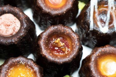 Caneles de bordeaux romlu ve vanilyalı küçük bir pastadır. Geleneksel Fransız tatlısıdır..