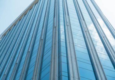 Çelik mavi camlı gökdelenlere panoramik ve perspektif manzarası, başarılı endüstriyel mimari iş konsepti