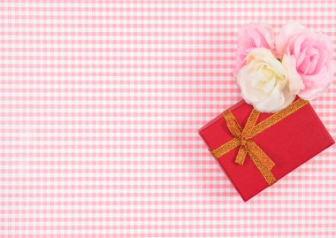 Ekose arka planda kırmızı izole edilmiş hediye kutusu. Anneler Günü ya da Kadınlar Günü için bayram süsü..