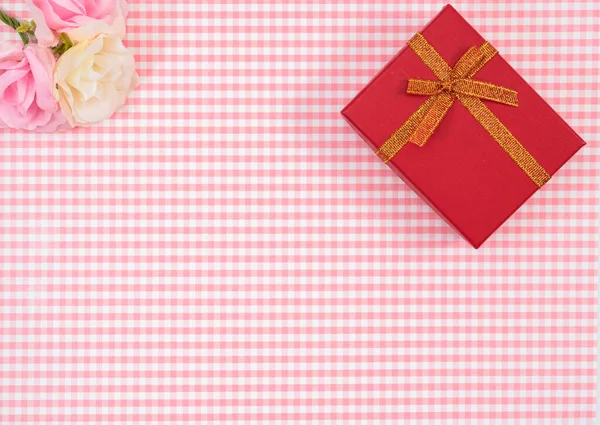 Confezione Regalo Con Rosso Isolato Sfondo Plaid Decorazione Festa Festa — Foto Stock