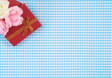 Ekose arka planda kırmızı izole edilmiş hediye kutusu. Anneler Günü ya da Kadınlar Günü için bayram süsü..