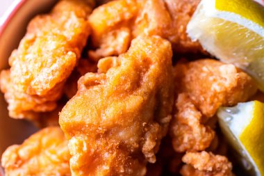 Sepette kızarmış tavuk budu var.