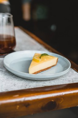 Limonlu cheesecake, masada buzlu kahve.
