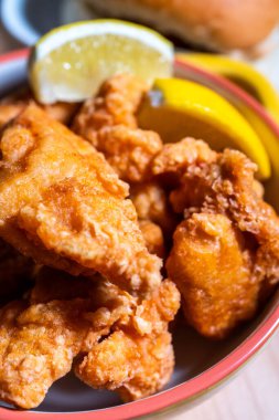 Sepette kızarmış tavuk budu var.