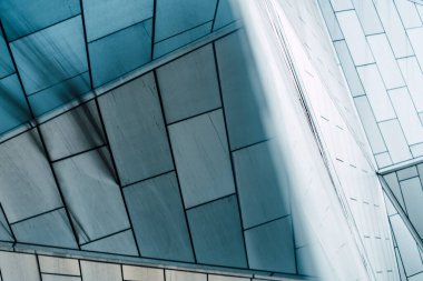 Çelik mavi camlı gökdelenlere panoramik ve perspektif manzarası, başarılı endüstriyel mimari iş konsepti