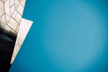 Çelik mavi camlı gökdelenlere panoramik ve perspektif manzarası, başarılı endüstriyel mimari iş konsepti