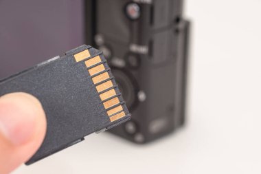 Erkek el, SD hafıza kartını tutuyor. Beyaz arkaplanda izole