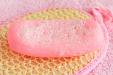 Köpük sabun ve Sünger closeup banyo