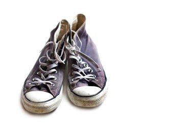 Eski spor ayakkabı beyaz zemin üzerine giyilir.