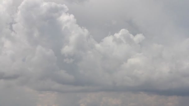 Futás-ban ég idő telik el a viharfelhők — Stock videók