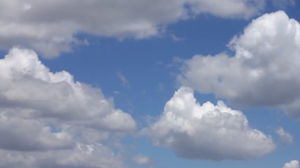 Nubes corriendo en el cielo lapso de tiempo — Vídeo de stock