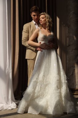 Romantik çift gelin ve damat romantik bir an yaşıyor. Sevecen yeni evliler.