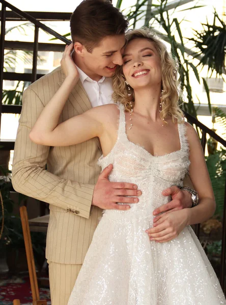 Romantik çift gelin ve damat romantik bir an yaşıyor. Sen benim her şeyimsin.