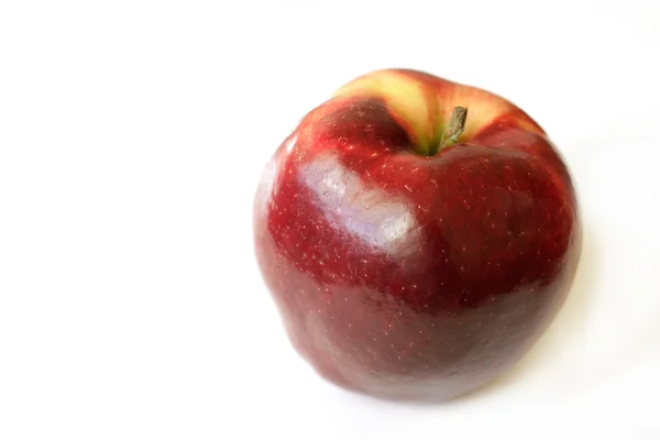 Una mela su sfondo bianco — Foto Stock
