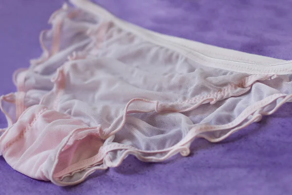 Sexiga rosa genomskinligt underkläder på lila bakgrund — Stockfoto