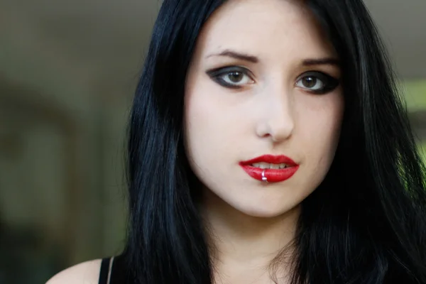 Retrato de niña con pelo negro y lápiz labial rojo — Foto de Stock