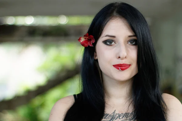 Retrato da menina com uma flor — Fotografia de Stock