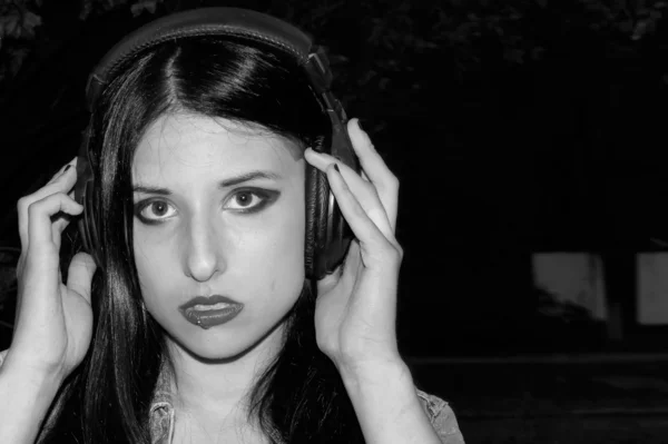 ヘッドフォンを持つ少女は、音楽を愛し、黒と白 — ストック写真