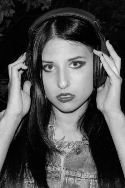 Lány fejhallgató, tartja a kezében, fekete & fehér — Stock Fotó