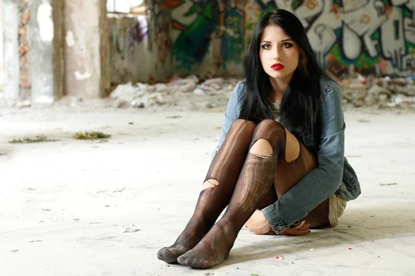 Katta oturan yırtık Taytlı kız