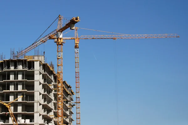 Building house and construction crane — Stock Photo, Image
