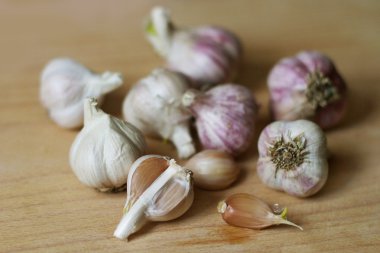 Bütün sarımsak ampul diş sarımsak ile