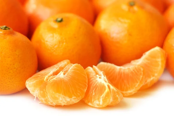 Tangerine slices and whole tangerines — Stock Photo, Image