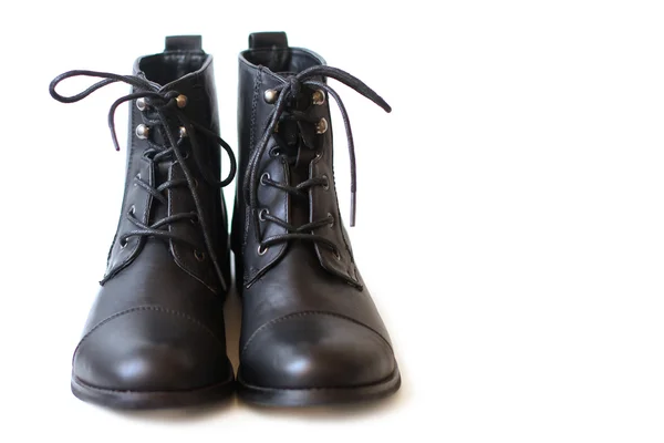 Coppia di stivali neri con lacci allacciati su sfondo bianco — Foto Stock