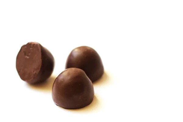 Шоколадні цукерки на білому тлі — стокове фото