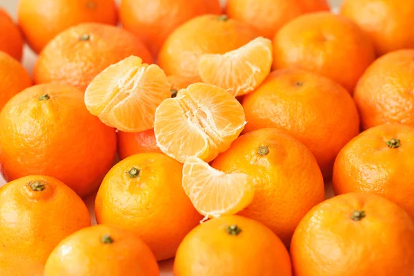 Whole tangerines and tangerine slices — Stock Photo, Image
