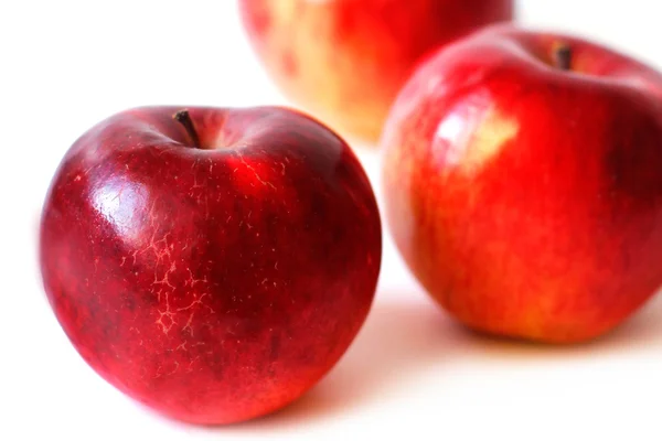 Manzanas rojas de cerca sobre fondo blanco —  Fotos de Stock