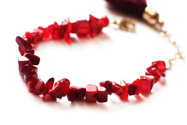 Pulsera de granate de cerca sobre fondo blanco — Foto de Stock