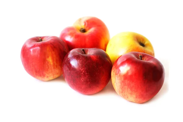 Сочные яблоки на белом фоне — стоковое фото
