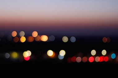 Gün batımında şehrin Muticolour bokeh