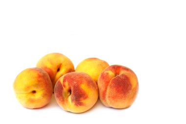 beyaz zemin üzerinde sulu şeftali