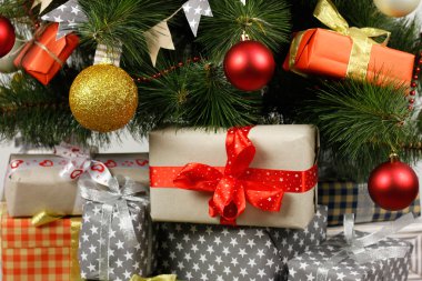 Dekorasyon ve hediye kutuları ile Noel ağacı