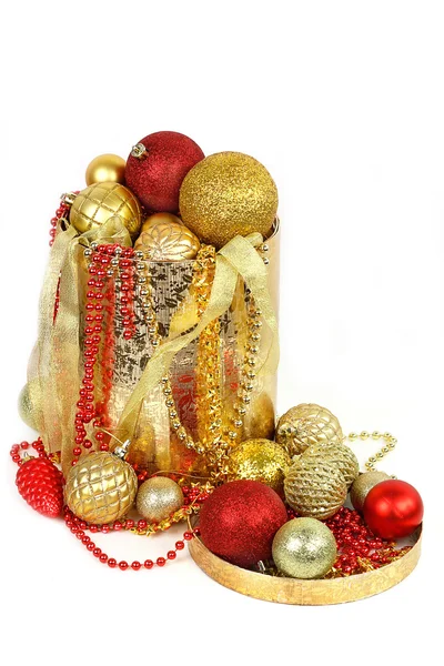 Scatola con decorazioni natalizie su sfondo bianco — Foto Stock