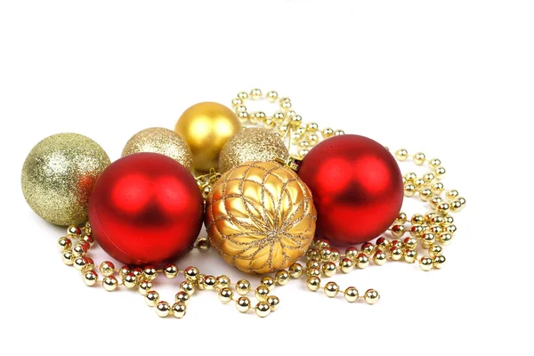 Boules de Christma\s or et rouges sur fond blanc — Photo